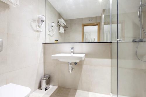 Habitación Triple del hotel Castilla Ii - Puerta Del Sol. Foto 28