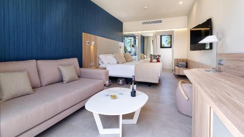 Habitación Deluxe con jardín privado y jacuzzi del hotel Club Maspalomas Suites and Spa - Adults Only. Foto 4