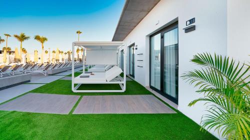 Habitación Doble Deluxe con cama balinesa del hotel Club Maspalomas Suites and Spa - Adults Only. Foto 1