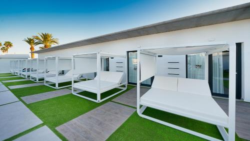 Habitación Doble Deluxe con cama balinesa del hotel Club Maspalomas Suites and Spa - Adults Only. Foto 5