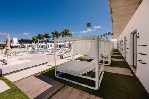 Habitación Doble Deluxe con cama balinesa del hotel Club Maspalomas Suites and Spa - Adults Only. Foto 8