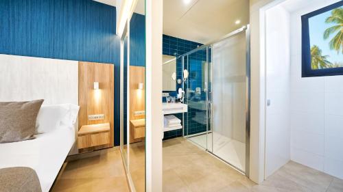 Habitación Deluxe - 1 cama grande del hotel Club Maspalomas Suites and Spa - Adults Only. Foto 1