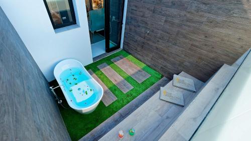 Habitación Doble Deluxe con bañera exterior del hotel Club Maspalomas Suites and Spa - Adults Only. Foto 8