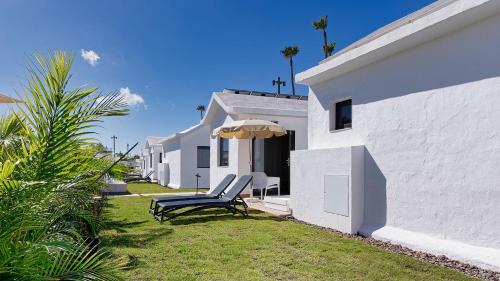 Habitación Triple con terraza del hotel Club Maspalomas Suites and Spa - Adults Only. Foto 11