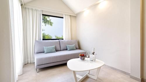 Habitación Triple con terraza del hotel Club Maspalomas Suites and Spa - Adults Only. Foto 12