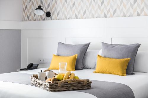 Habitación doble con balcón del hotel Velázquez 45 by Pillow