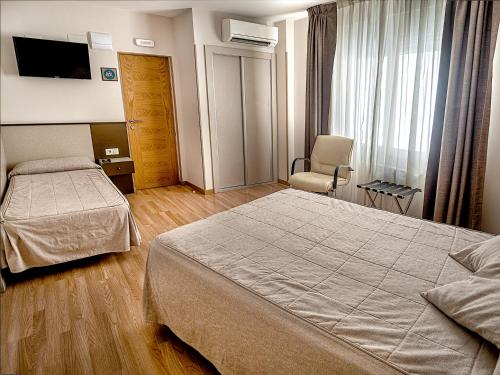 Habitación Triple Estándar del hotel Real Aranjuez. Foto 3