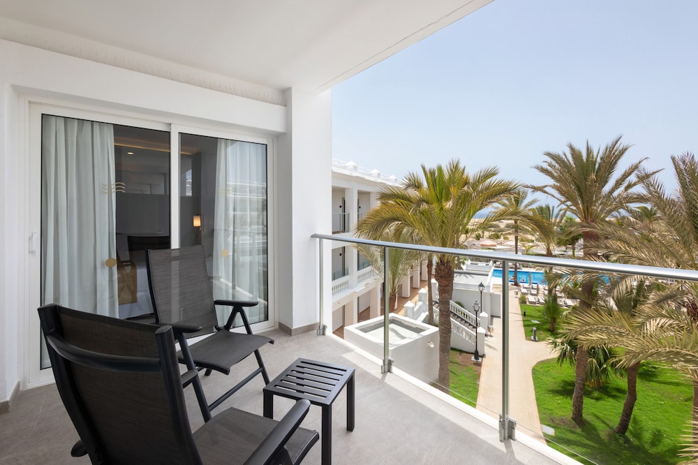 Suite junior, balcón, vistas al jardín del hotel Riu Palace Maspalomas - Adults Only. Foto 3