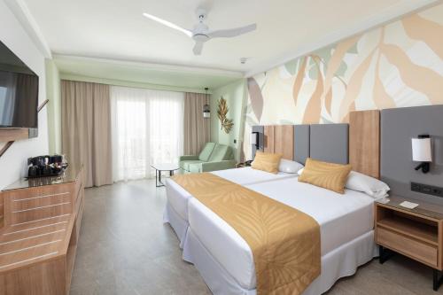 Habitación Doble con balcón del hotel Riu Palace Maspalomas - Adults Only. Foto 3