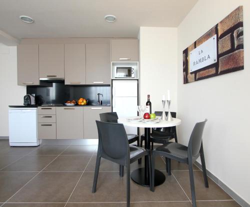 Estudio Con Cocina Vista ciudad Sofá Cama incluido 2 Camas individuales del hotel Pierre and Vacances Barcelona Sants