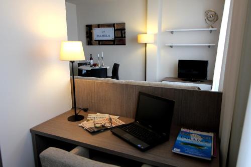 Estudio Con Cocina Vista ciudad Sofá Cama incluido 2 Camas individuales del hotel Pierre and Vacances Barcelona Sants. Foto 4