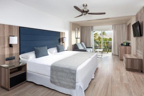 Habitación Doble con balcón del hotel Riu Palace Oasis. Foto 1