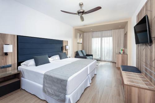 Habitación Doble con balcón del hotel Riu Palace Oasis. Foto 2