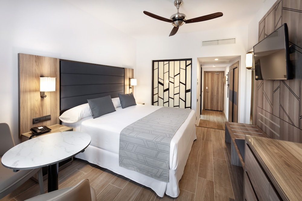 Habitación Doble Pequeña con orientación al mar del hotel Riu Palace Oasis. Foto 1