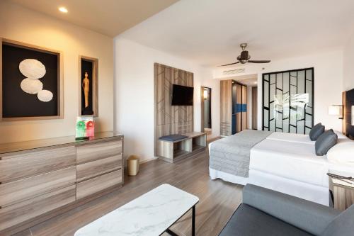 Habitación Doble con balcón y vistas al mar del hotel Riu Palace Oasis. Foto 1