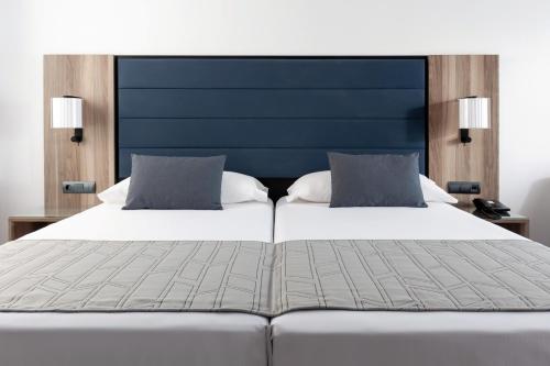 Habitación Doble con balcón y vistas al mar del hotel Riu Palace Oasis. Foto 3