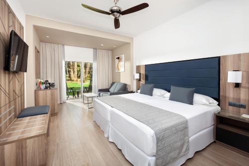 Habitación Doble con vistas al jardín del hotel Riu Palace Oasis. Foto 1