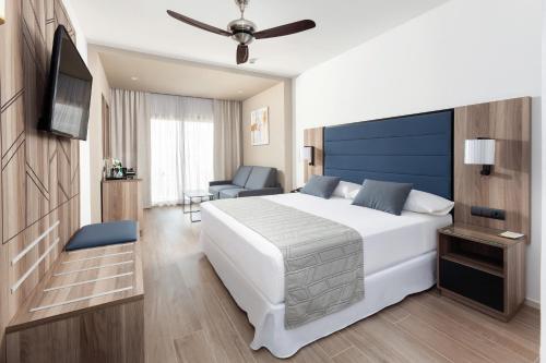 Habitación Doble con vistas al jardín del hotel Riu Palace Oasis. Foto 3