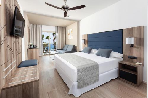 Habitación Doble con vistas laterales al mar del hotel Riu Palace Oasis