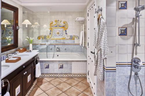 Junior suite Lujo Vista Piscina Vista Jardin 2 Camas individuales del hotel Seaside Grand Residencia. Foto 2