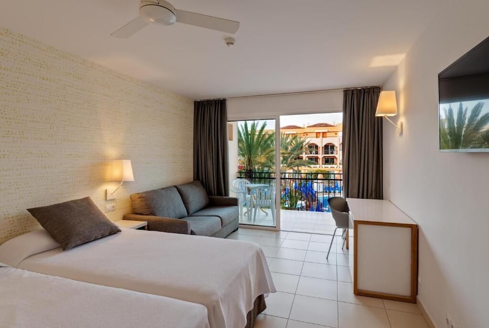 Habitación doble de uso individual, vistas a la piscina del hotel Mirador Maspalomas By Dunas