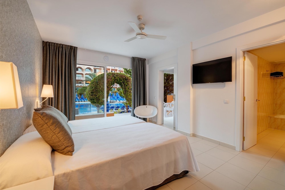 Habitación familiar, vistas a la piscina del hotel Mirador Maspalomas By Dunas. Foto 3