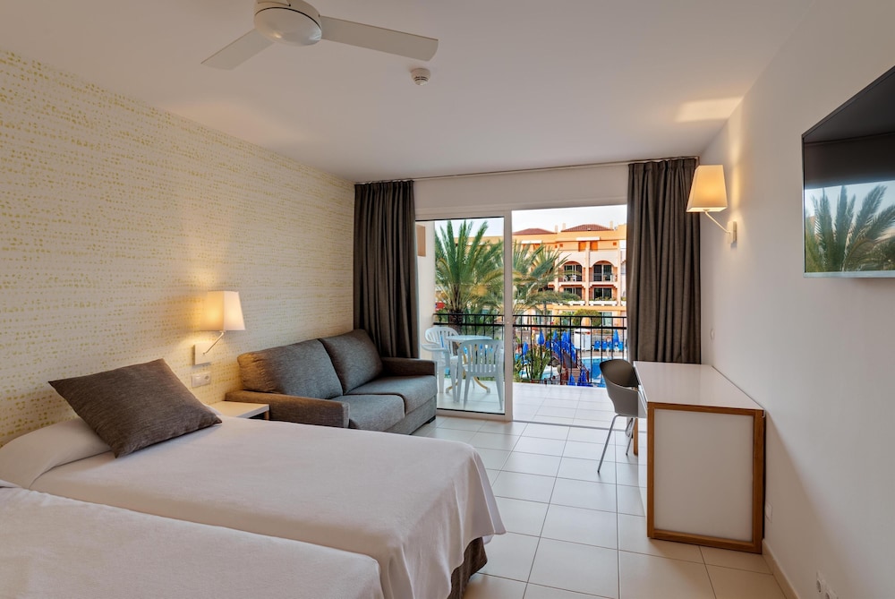 Habitación familiar, vistas a la piscina del hotel Mirador Maspalomas By Dunas. Foto 4