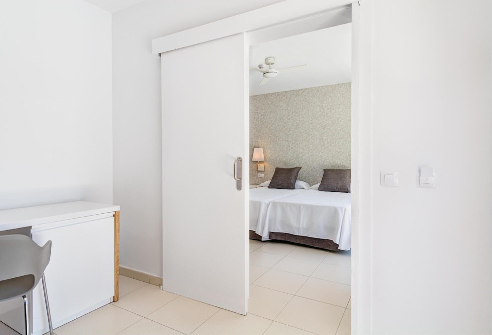 Habitación familiar Vista Piscina Balcón o Terraza 4 camas individuales del hotel Mirador Maspalomas By Dunas. Foto 2