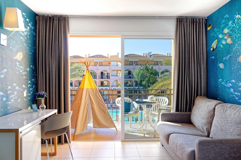 Habitación familiar Vista Piscina Balcón o Terraza 4 camas individuales del hotel Mirador Maspalomas By Dunas. Foto 6