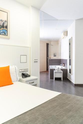 Habitación Doble Superior con bañera de hidromasaje del hotel Sans. Foto 4