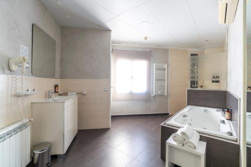 Habitación Doble Superior con bañera de hidromasaje del hotel Sans. Foto 5