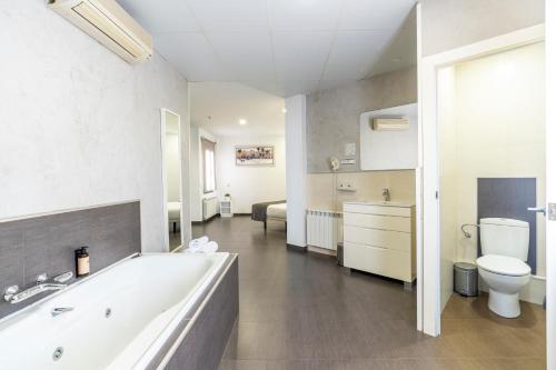 Habitación Doble Superior con bañera de hidromasaje del hotel Sans. Foto 6