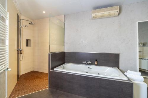 Habitación Doble Superior con bañera de hidromasaje del hotel Sans. Foto 7