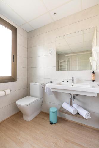 Habitación doble con balcón del hotel Sans. Foto 5