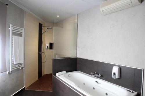 Habitación Doble Superior con bañera de hidromasaje del hotel Sans. Foto 9