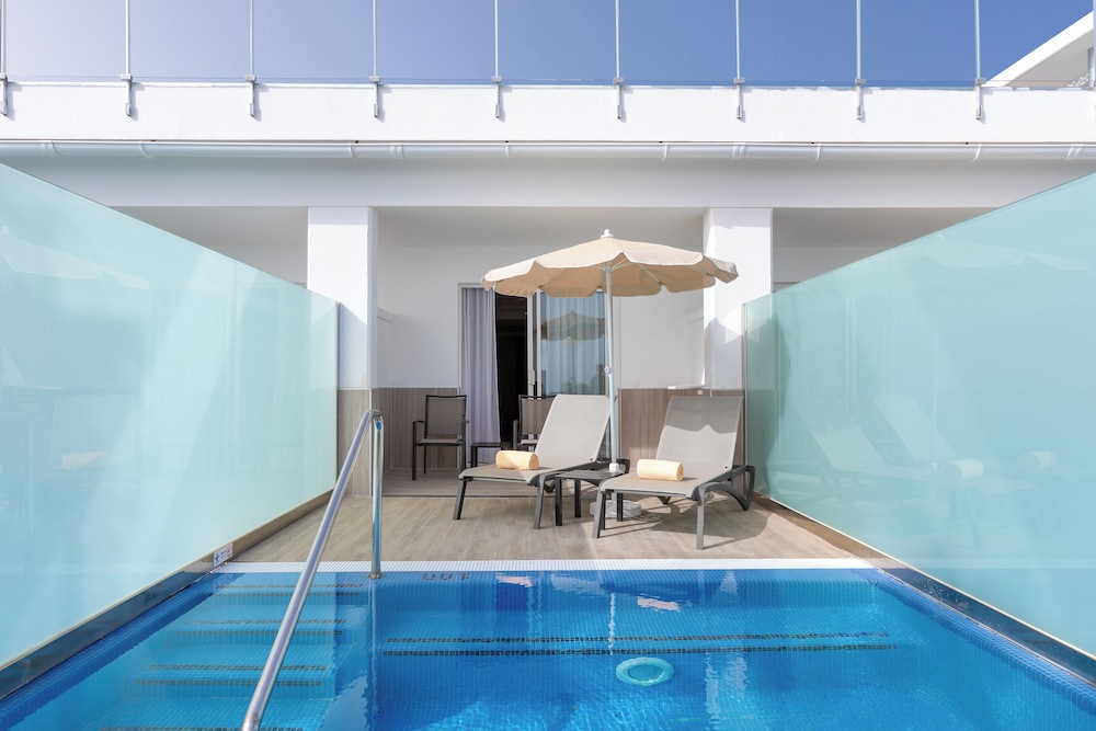 Suite, balcón, vistas al jardín del hotel Riu Gran Canaria - All Inclusive. Foto 1