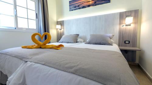 Apartamento con balcón y vistas a la piscina del hotel Villa Del Mar. Foto 1