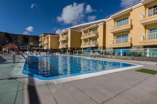Apartamento con balcón y vistas a la piscina del hotel Villa Del Mar. Foto 2