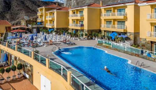 Apartamento con balcón y vistas a la piscina del hotel Villa Del Mar. Foto 9