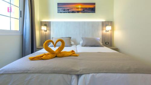 Apartamento de 1 dormitorio con terraza y vistas a la piscina del hotel Villa Del Mar. Foto 1