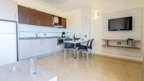 Apartamento de 1 dormitorio con terraza y vistas a la piscina del hotel Villa Del Mar. Foto 3