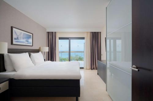 Suite Superior de 1 dormitorio con vistas al mar del hotel Radisson Blu Resort, Gran Canaria. Foto 1