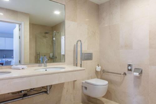 Suite Junior con vistas al jardín del hotel Radisson Blu Resort, Gran Canaria. Foto 4