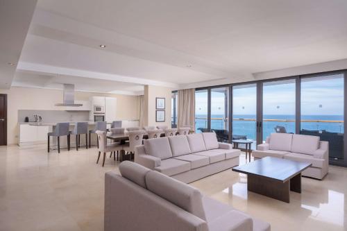 Suite de 2 dormitorios con vistas panorámicas del hotel Radisson Blu Resort, Gran Canaria. Foto 6