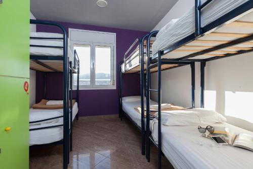 Cama en habitación compartida femenina de 6 camas del hotel Mellow Barcelona