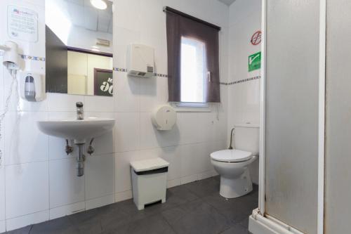 Habitación Familiar con baño compartido del hotel Mellow Barcelona. Foto 5