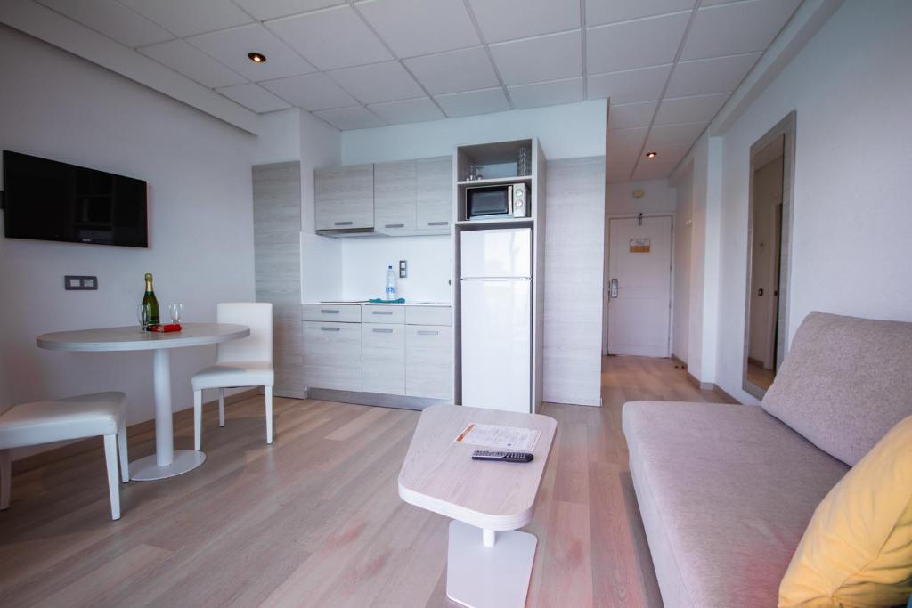 Apartamento Balcón o Terraza Superior Planta Baja del hotel Servatur Green Beach. Foto 1