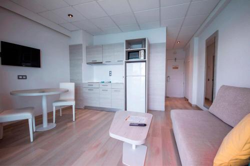 Apartamento Estándar con vistas al mar en la planta alta del hotel Servatur Green Beach. Foto 1