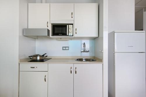 Apartamento Superior con vistas parciales al mar del hotel Servatur Green Beach. Foto 4