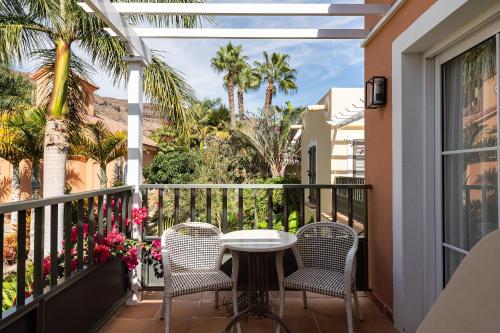 Junior suite Vista Jardin Bañera Balcón o Terraza con salón Sofá Cama incluido 2 Camas individuales del hotel Cordial Mogán Playa. Foto 2